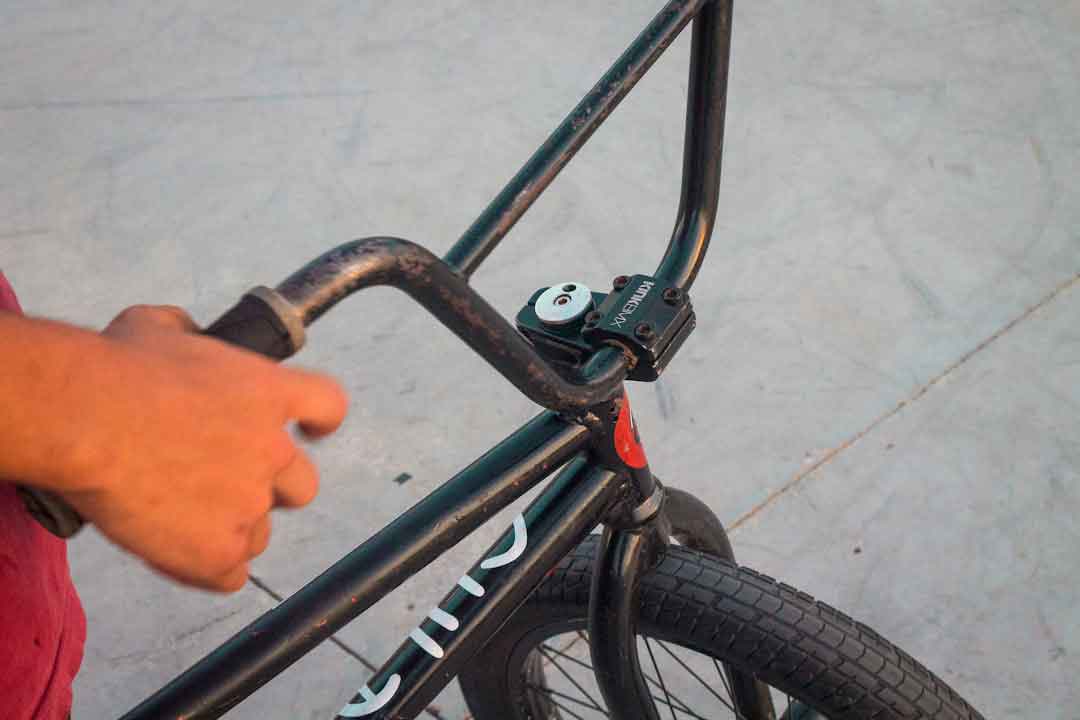 Adjusting bike saddle