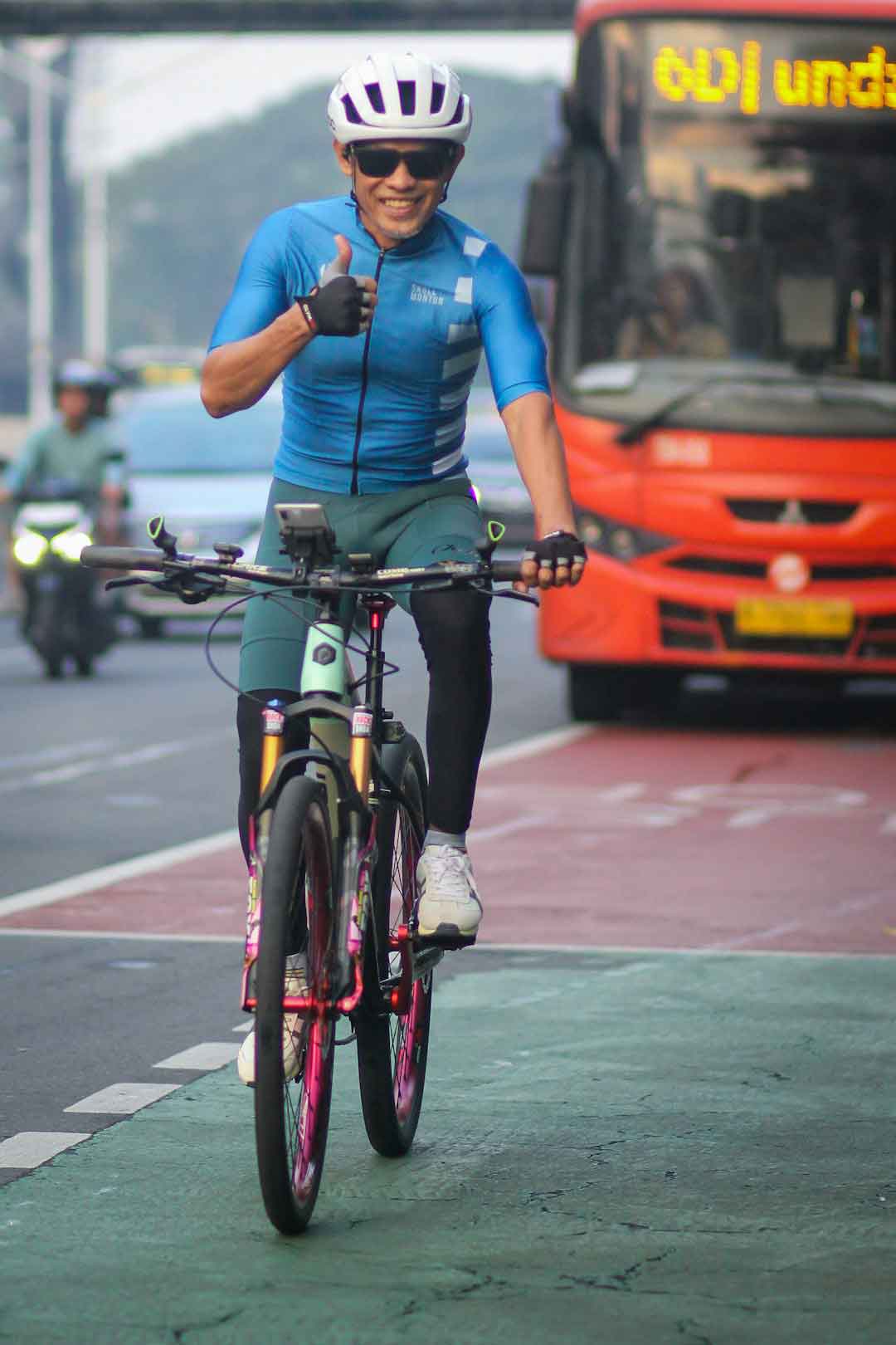 Cyclist wearing colorful gloves
