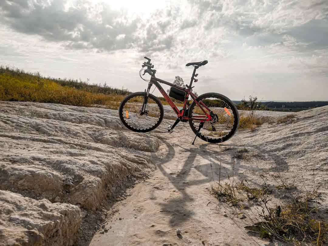 gravel_bike_rider_on_trail