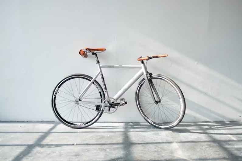 The high-modulus carbon fiber gravel frame features a monocoque design, showcasing complex layering and aerodynamic styling.