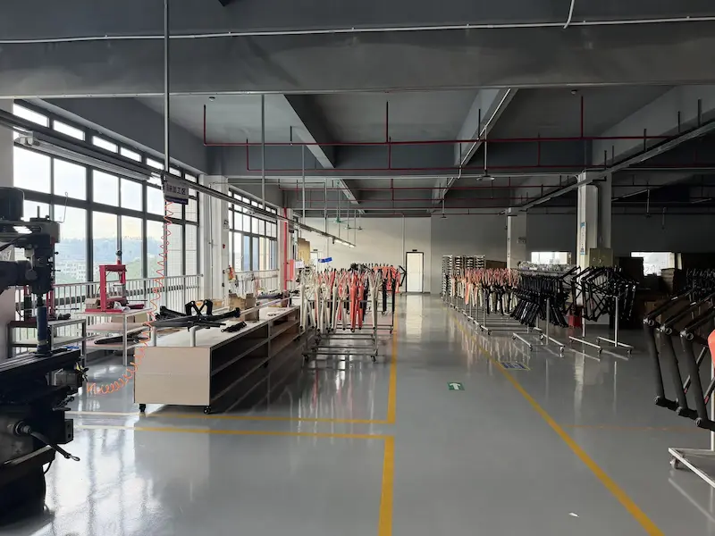 Assembly and packaging hall with frames staged on racks