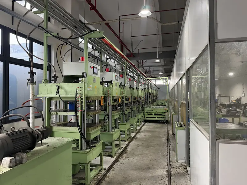 Hydraulic molding press used to cure carbon bike frames