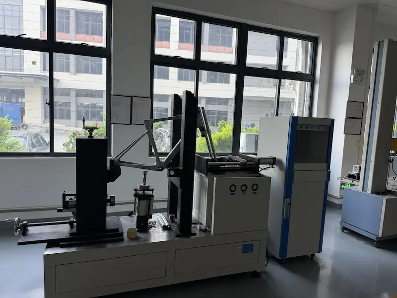 Universal testing machine applying a load to a carbon bike frame